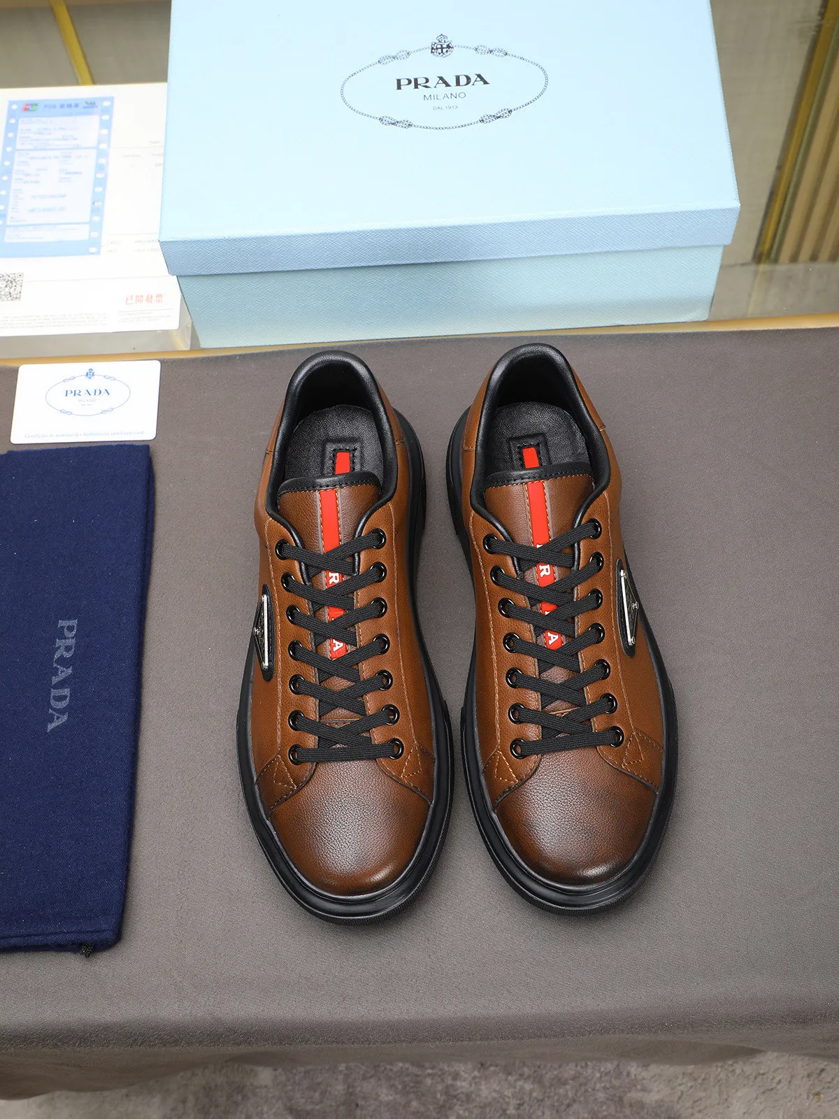 Men's shoes 💰460 Prada/Prada Men's new casual shoes, this upper is made of imported calfskin + sheep lining! The outside is decorated with the P family's classic metal triangle enamel logo, and the outsole is made of non-slip sports foam ultra-light outsole, which feels good on the feet and is a fashionable and fashionable item!  Size: 38-44 (45 customized)